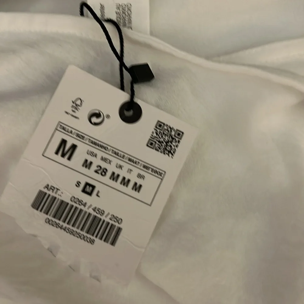 Zara White Asymmetrical Top NWT Size Medium
100% POLYESTER - Picture 3 of 3